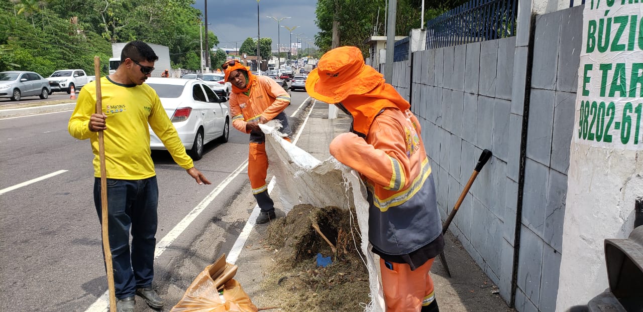 Prefeitura realiza ação de limpeza nas vias onde vai acontecer a Maratona de Manaus 2022