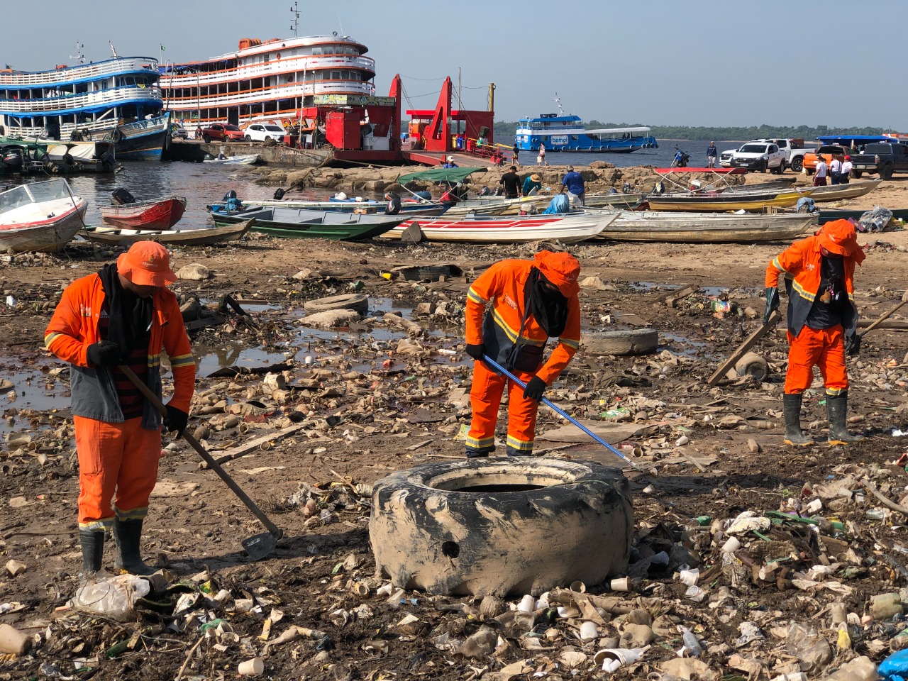 Prefeitura retira lixo acumulado na orla da Manaus Moderna neste sábado, 8/10