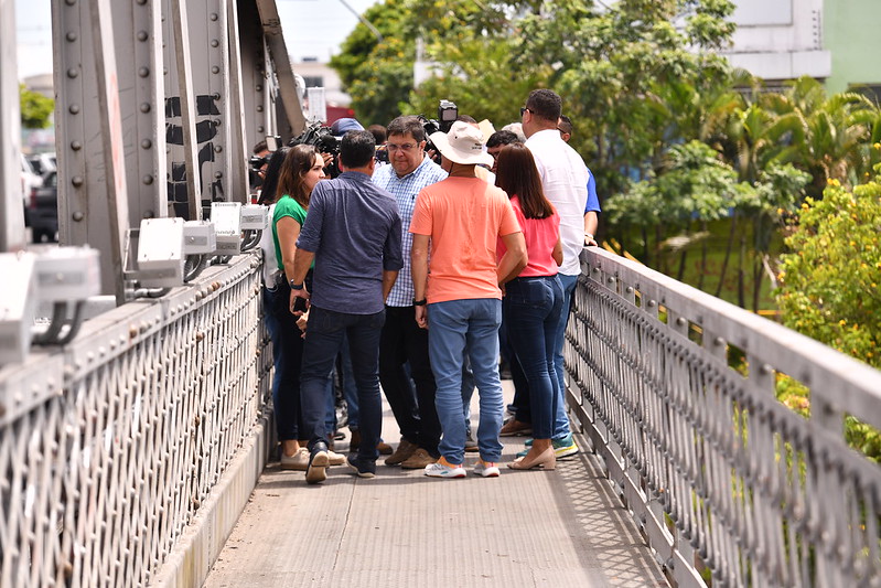 Prefeito David Almeida institui recompensa de R$ 2 mil para recuperar projetores furtados da ponte Benjamin Constant