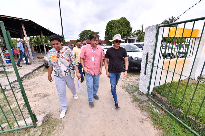 Prefeito David Almeida fiscaliza revitalização de Cras na zona Leste e anuncia entrega para final do ano