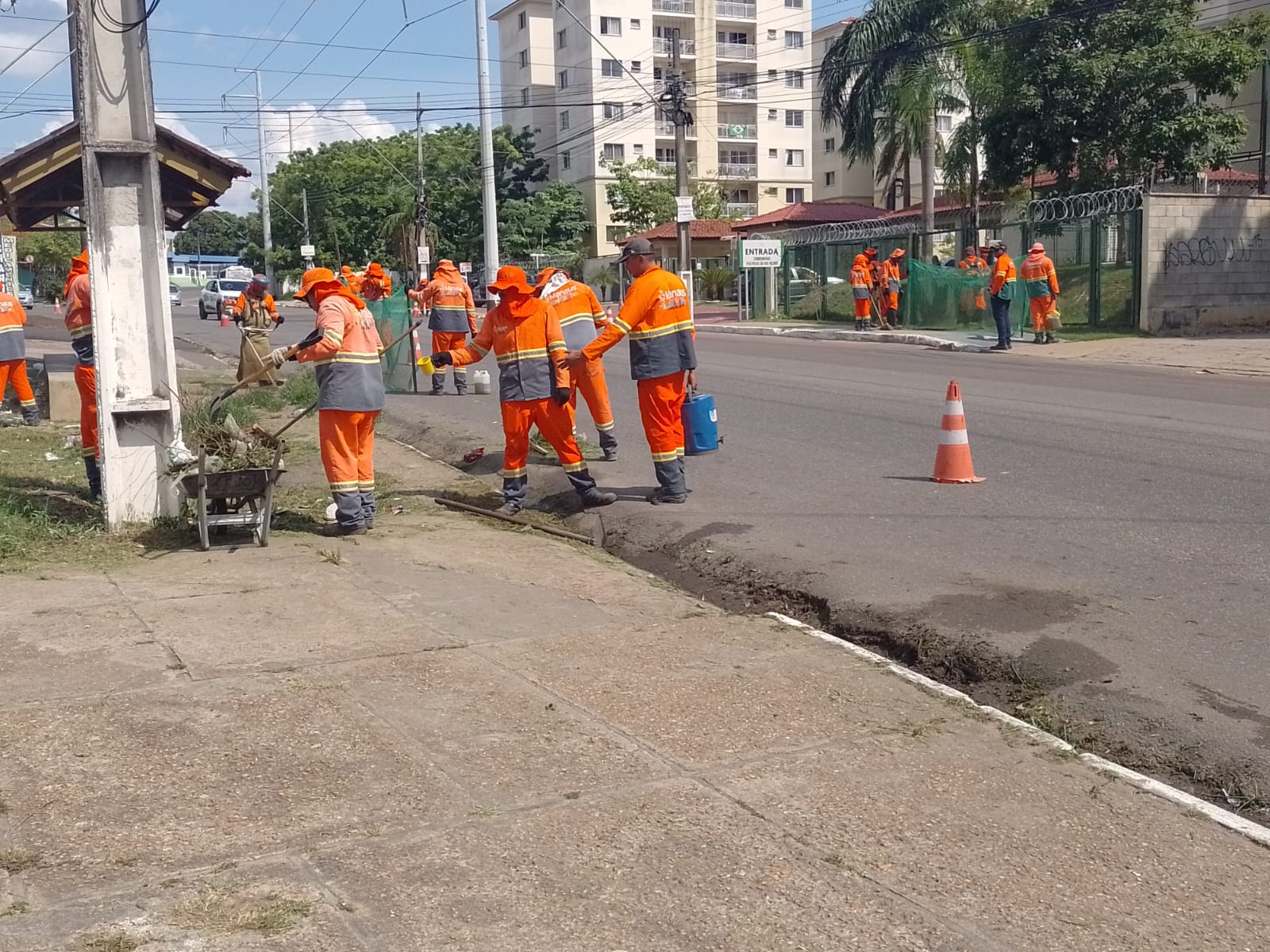 Prefeitura de Manaus realiza ação de limpeza na área central da capital