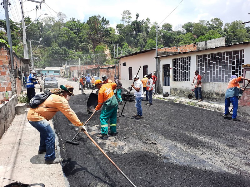 Prefeitura de Manaus intensifica serviços de recomposição asfáltica na comunidade Riacho Doce