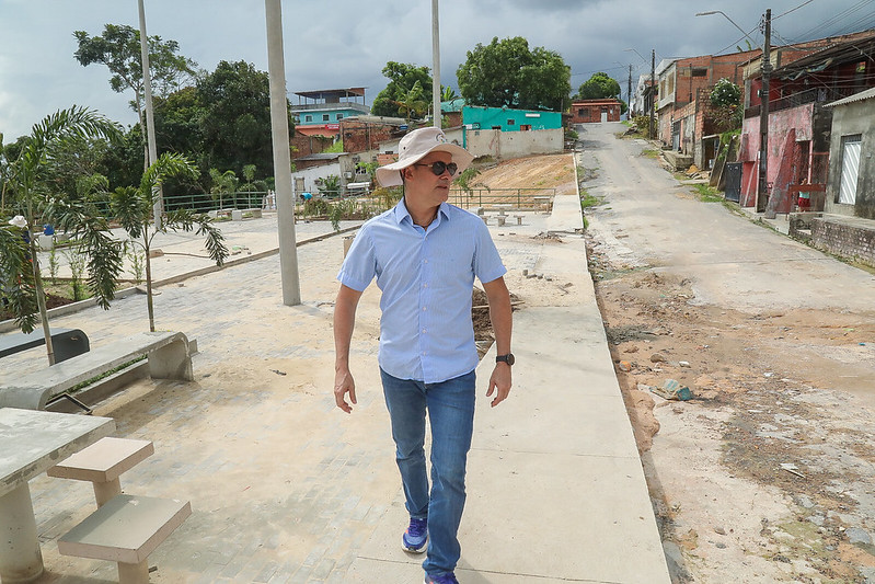 Prefeito David Almeida vistoria obra de contenção de erosão no bairro Cidade de Deus