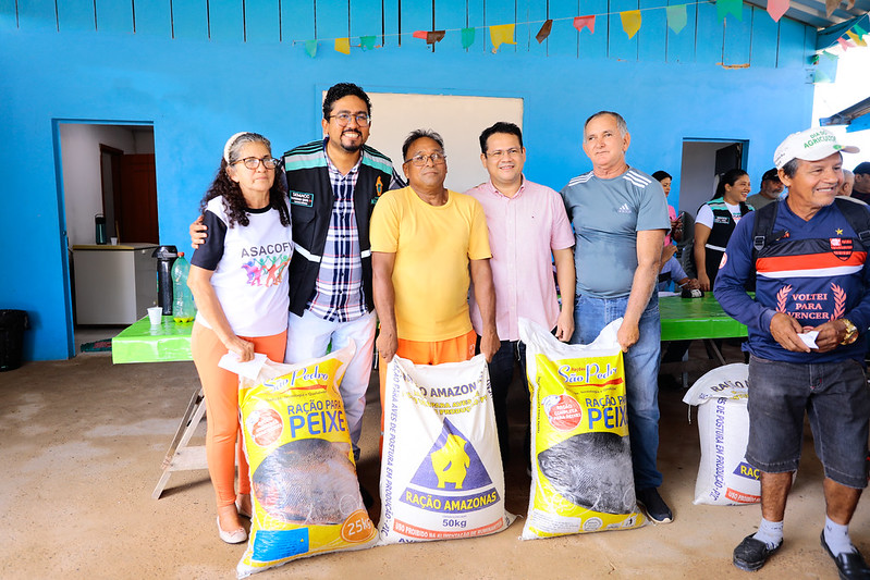 Prefeitura de Manaus entrega insumos a produtores rurais da BR-174