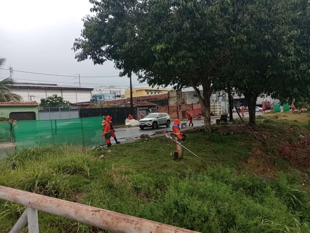 Igarapé da Cachoeirinha recebe ação de limpeza da Prefeitura