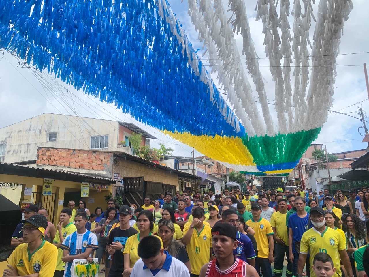 ‘Ruas da Copa’ reúnem torcedores para acompanhar a partida Brasil X Croácia