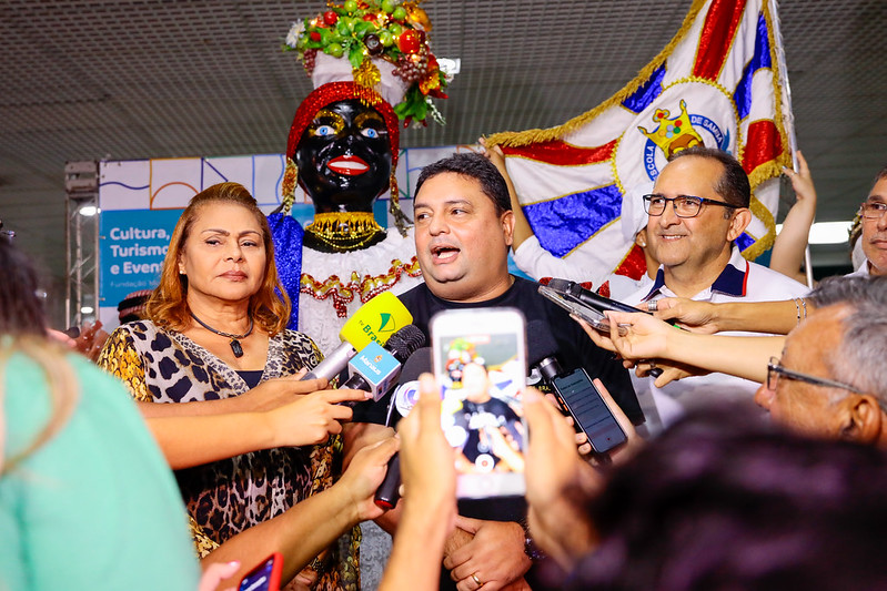 Prefeito, em exercício, Caio André recebe boneca Kamélia e abre oficialmente o Carnaval 2023 em Manaus