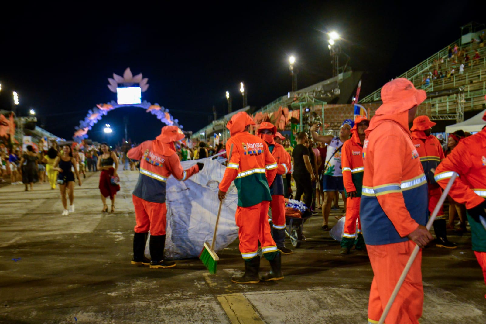 Garis da Prefeitura de Manaus fazem ‘festa da limpeza’ no Boi Manaus 2022