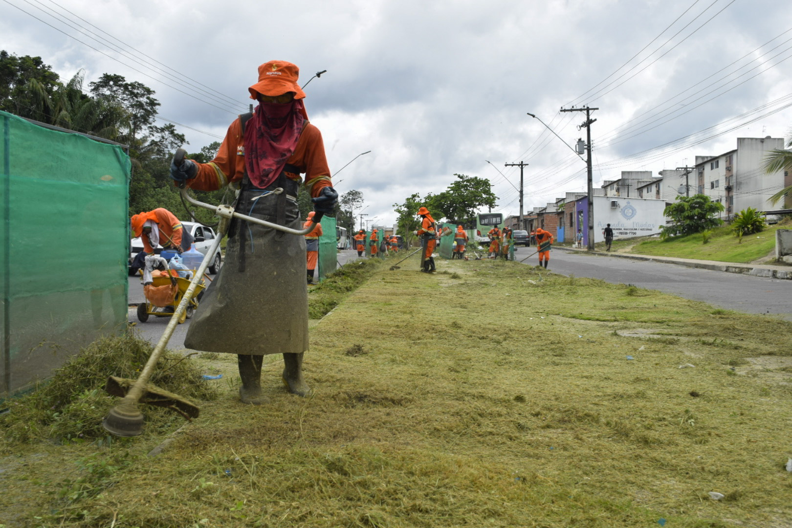 Prefeitura de Manaus realiza ação de limpeza no conjunto Viver Melhor 2