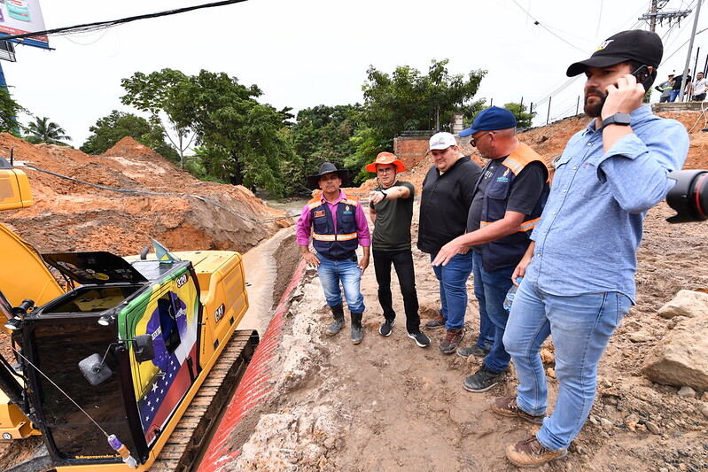 Prefeito David Almeida fiscaliza andamento das obras de drenagem na avenida Djalma Batista