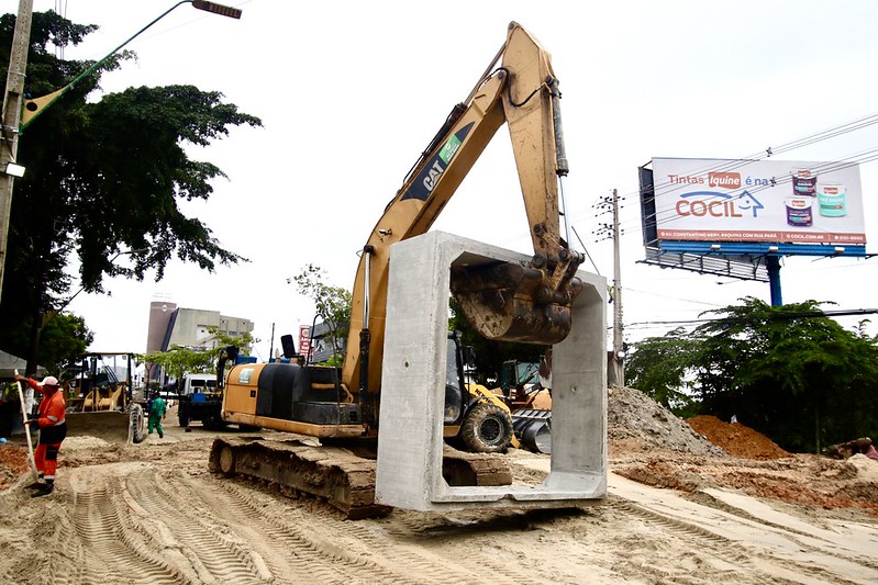 Prefeita em exercício vistoria início do reaterro na avenida Djalma Batista e obra chega à fase final