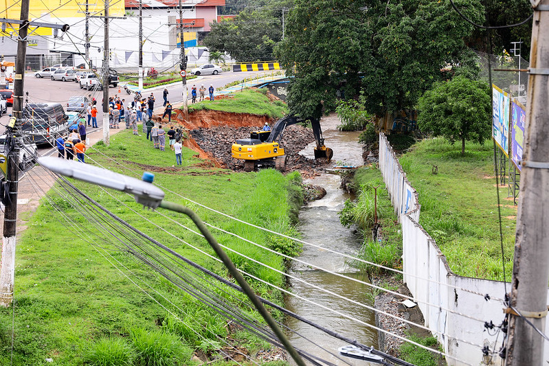 Prefeitura de Manaus inicia trabalho emergencial de contenção de trecho erodido na avenida Torquato Tapajós