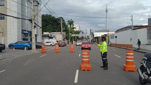 Prefeitura retira limitadores danificados por carreta no Complexo Viário Ministro Roberto Campos