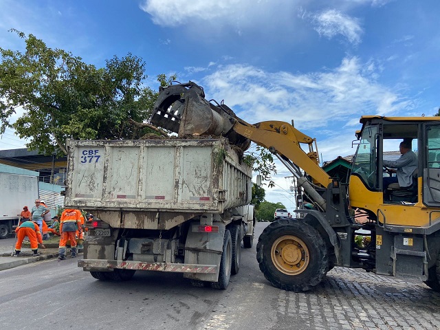 Prefeitura de Manaus realiza ação de limpeza no Dom Pedro