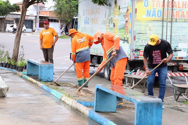 Prefeitura de Manaus realiza limpeza na praça Rosa Dourado no São José 3