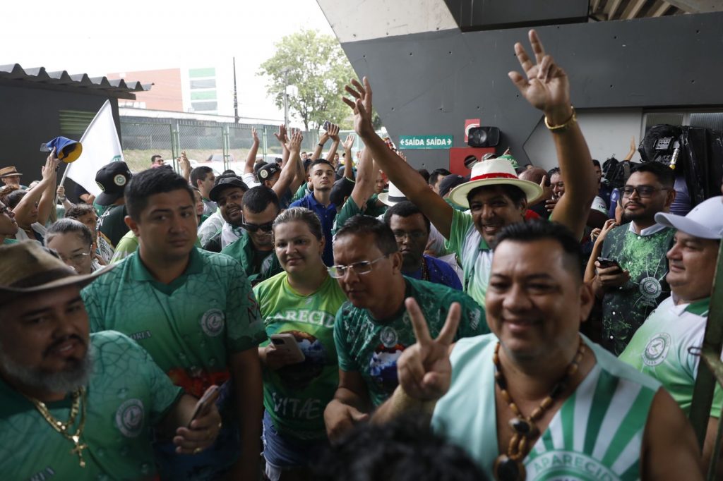 Carnaval na Floresta: desfilando em noite de muita chuva com enredo sobre a água, Aparecida se consagra campeã