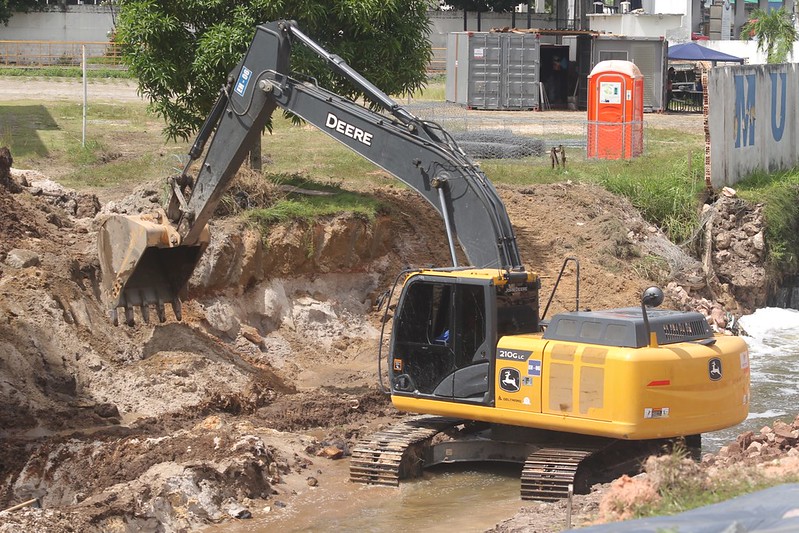 Prefeitura estima 30 dias para conclusão da obra de contenção de trecho erodido na Torquato Tapajós