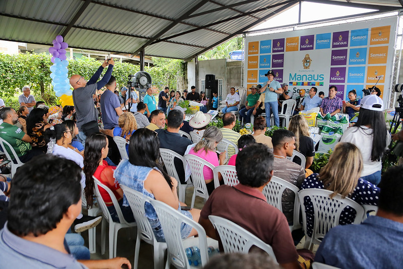 Prefeito entrega kits de insumos para 200 famílias de produtores rurais beneficiadas pelo programa ‘Manaus + Agro’