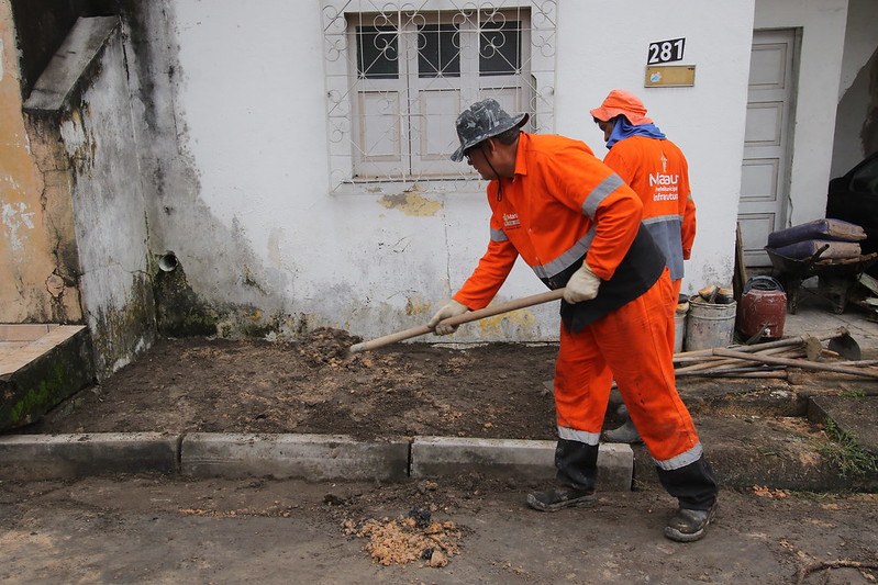 Prefeitura de Manaus recupera redes de drenagens e caixas coletoras em bairros da capital