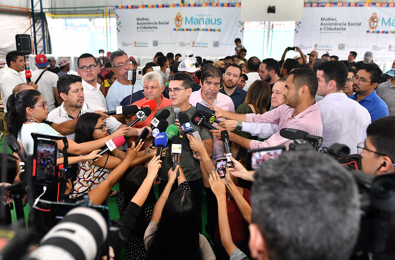 Prefeitura de Manaus entrega doações às famílias vítimas do deslizamento no Jorge Teixeira