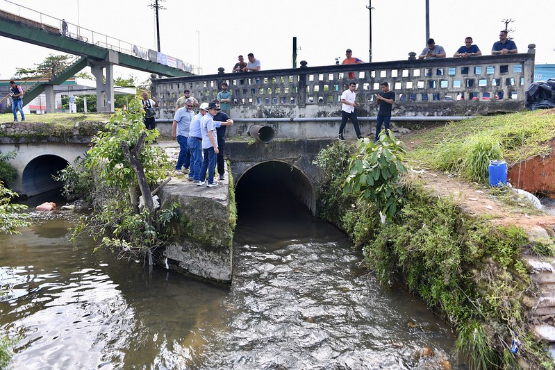 Prefeito vistoria obras de contenção de erosão na avenida Torquato Tapajós e reforça importância da conscientização ambiental