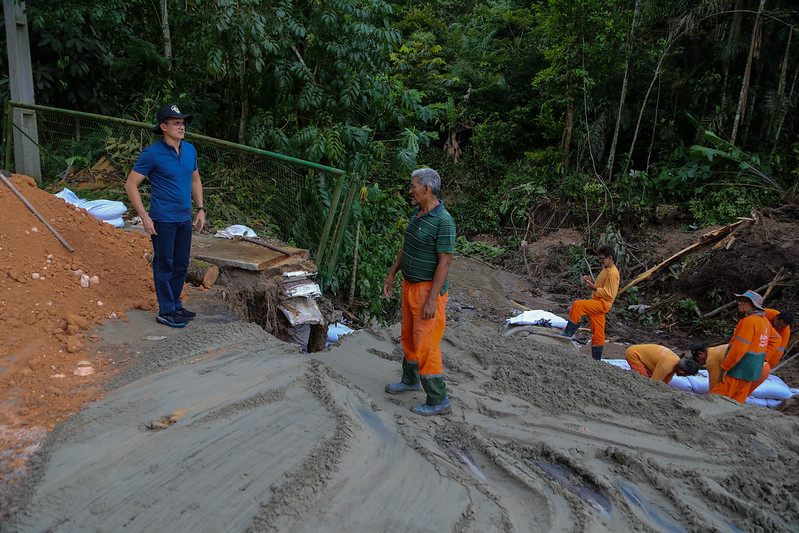 Prefeito visita áreas afetadas pelas fortes chuvas deste sábado, 25/3