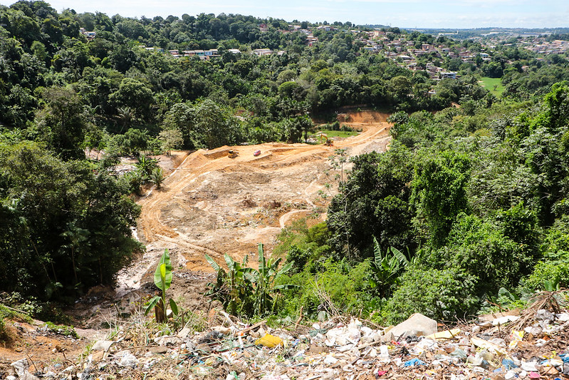 Prefeito vistoria obra de contenção em erosão no bairro Jorge Teixeira