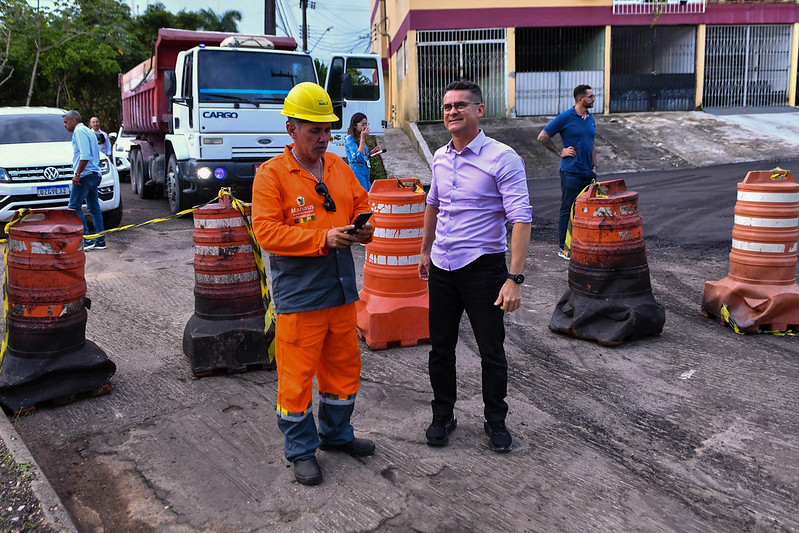 Prefeito fiscaliza fase final dos serviços de recapeamento no conjunto Ayapuá