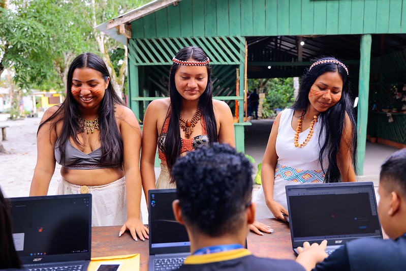 Prefeitura de Manaus inscreve artesãos indígenas kambebas no curso English Manaus