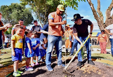 Prefeito participa de ação de arborização no bairro Dom Pedro