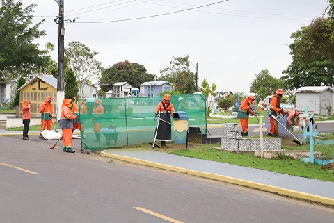 Prefeitura de Manaus intensifica serviços de limpeza em cemitérios da cidade