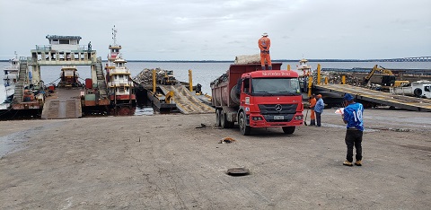 Prefeitura de Manaus realiza o transbordo de lixo no porto Trairi