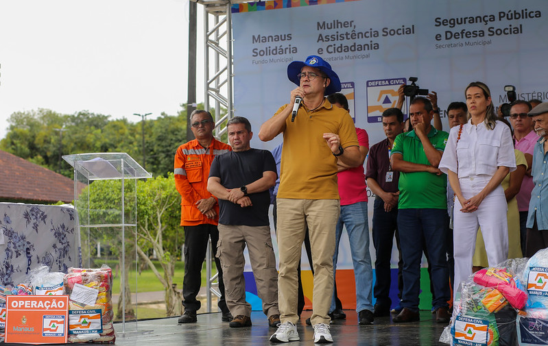 Prefeitura de Manaus entrega kits de assistência humanitária para famílias afetadas pela chuva