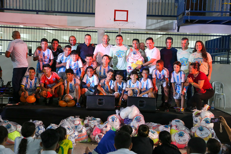 Prefeitura entrega kits esportivos a projetos sociais do Viver Melhor