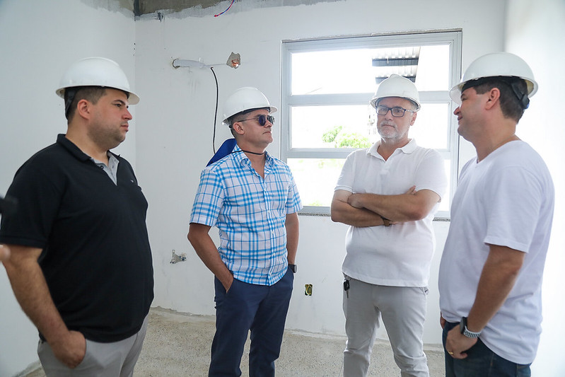 Prefeito realiza inspeção técnica em obra da unidade de saúde de grande porte na zona Norte