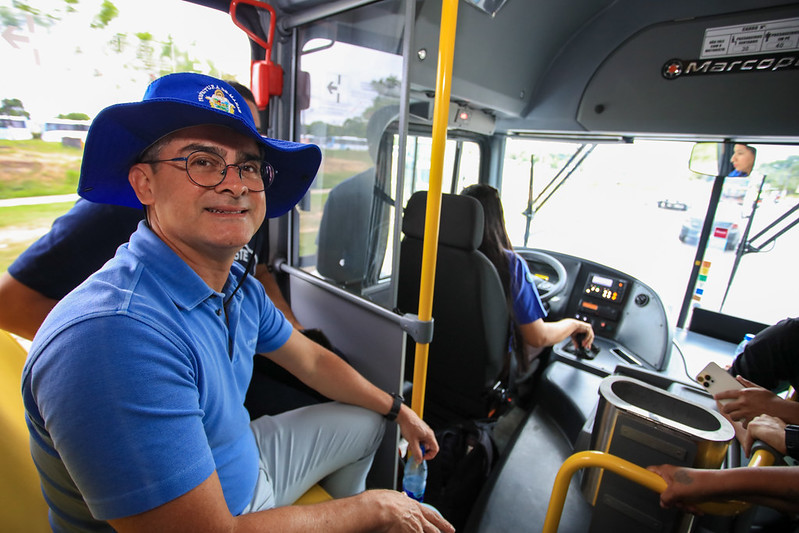 Prefeito entrega novos ônibus e frota renovada de veículos soma 272 em Manaus