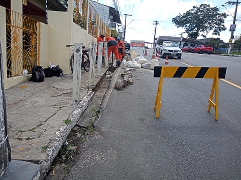 Prefeitura de Manaus realiza obras de manutenções na avenida Laguna