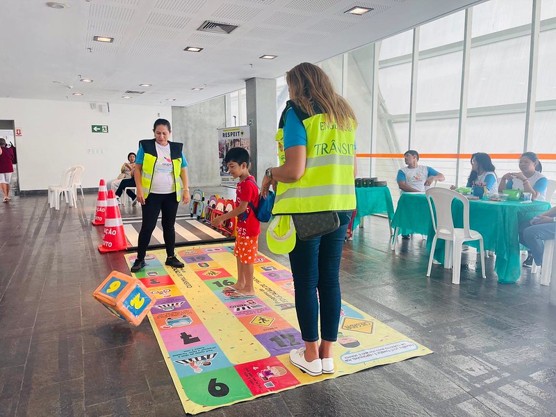 Prefeitura de Manaus emite credenciais e realiza palestras sobre trânsito em evento de cooperativismo