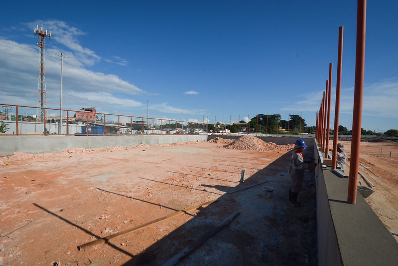 Obras de concretagem e início da galeria pluvial dão contorno ao parque Amazonino Mendes