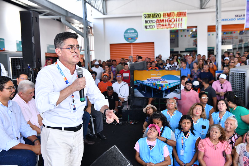 Prefeito entrega novo mercado Carneiro da Mota para população do Morro da Liberdade