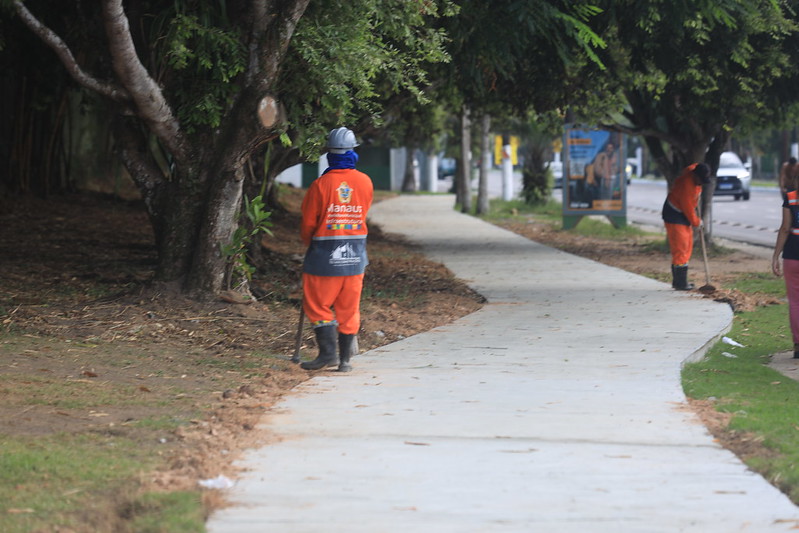 Prefeitura de Manaus intensifica obras de construção da ciclovia na Ponta Negra