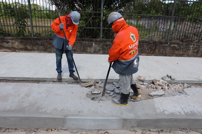 Prefeitura inicia reparo em trecho danificado da ciclovia da Ponta Negra e obra é custeada por casa de shows