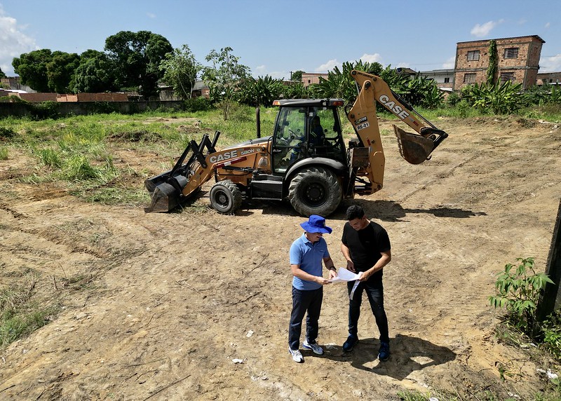 Prefeito visita áreas onde serão construídas casas populares