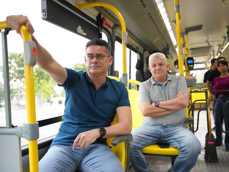 Prefeito de Manaus entrega 14 novos ônibus coletivos e anuncia chegada de 110 até o final deste ano