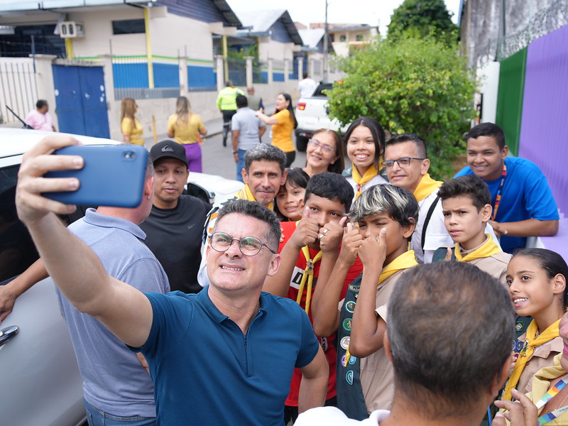 Prefeito entrega unidades de saúde na zona Leste e destaca farmácia gratuita abastecida à população