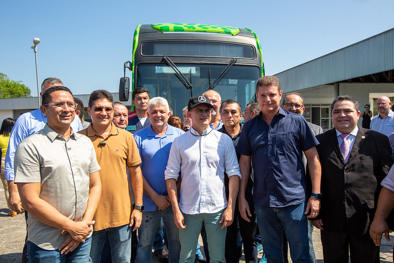 Prefeito entrega primeiro ônibus 100% elétrico da região Norte