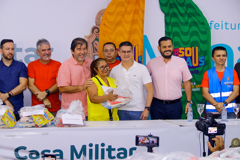 Prefeito comemora sucesso social do ‘#SouManaus 2023’ durante entrega simbólica de 102 toneladas de alimentos arrecadadas