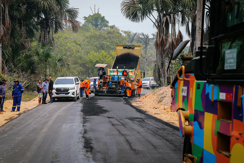 Prefeito vistoria serviços de infraestrutura na comunidade Água Branca