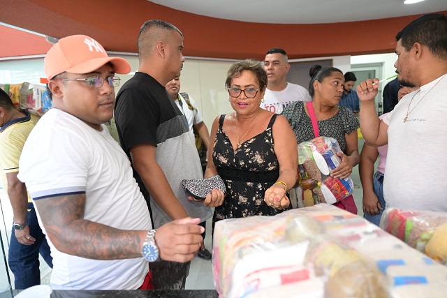 Prefeito acompanha distribuição de cestas básicas aos permissionários da Casa de Praia Zezinho Corrêa