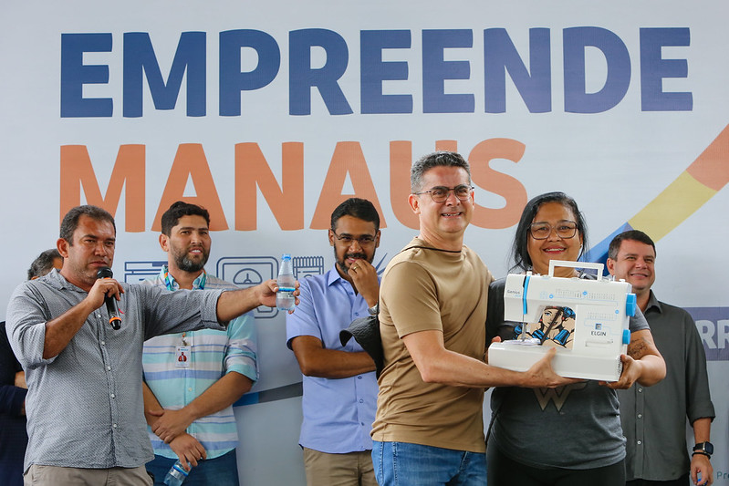 Prefeito entrega itens da primeira fase do programa ‘Empreende Manaus’ beneficiando 782 empreendedores